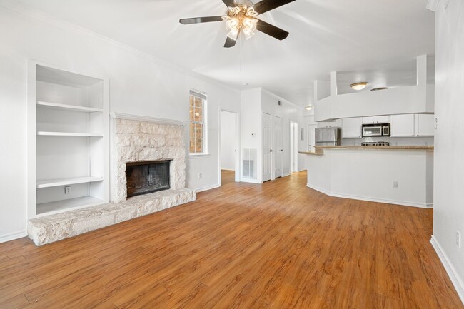 Building Photo - BEST 2 BEDROOM - PRIVATE YARD - PRIVATE GA...