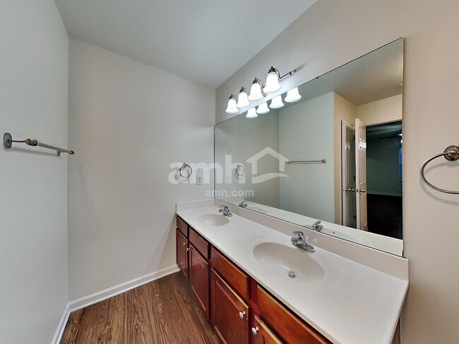 Building Photo - 10 Oakville Ct