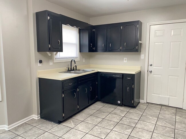 Building Photo - Beautifully Updated 3 Bed/2 Bath Home with...