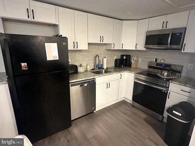 Building Photo - 1054 Avenue B