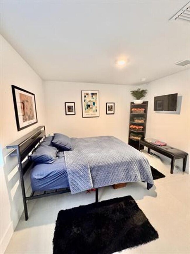 Building Photo - 1081 Wilshire Cir E