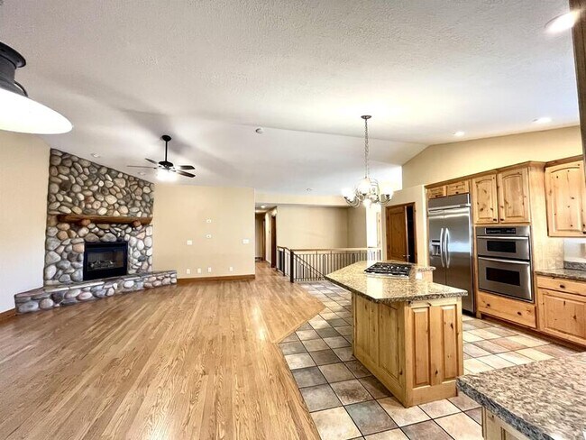 Building Photo - 6363 Murray Bluffs Dr