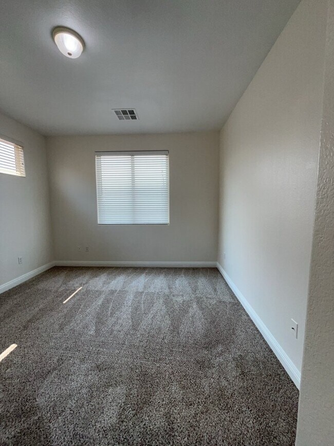 Building Photo - 533 Blanche Ct