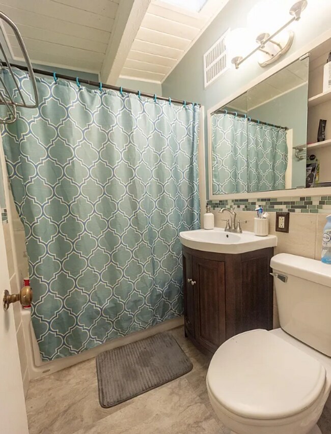 Building Photo - Don't miss out on calling this property your new home!