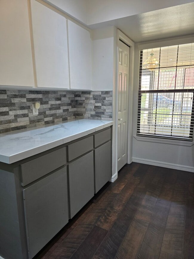 Building Photo - Gorgeous 2/2/1 in Regency Park, Inverness!!!
