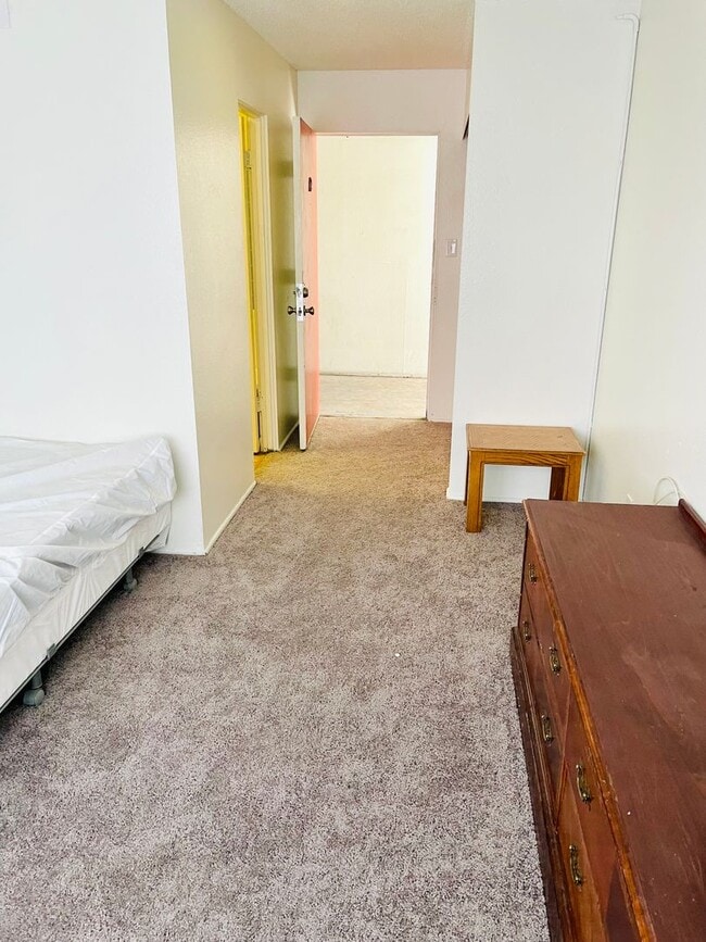 Building Photo - Studio Apartment on Las Vegas Strip - Close to all of the Excitement & More!!