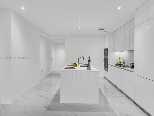 Building Photo - 700 NE 24th St