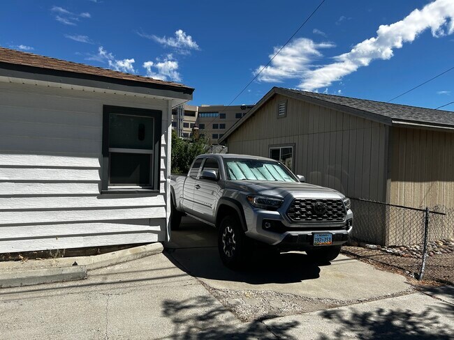 Building Photo - 524 Claremont St