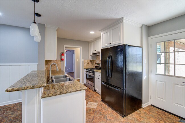 Building Photo - 2714 Southmore Ave