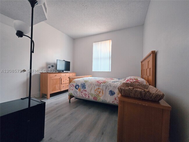 Building Photo - 1303 Presidio Dr