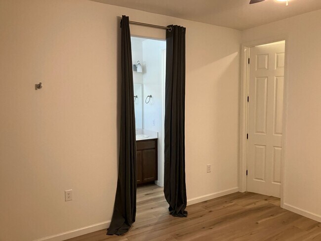 Building Photo - 1977 Apiary Wy