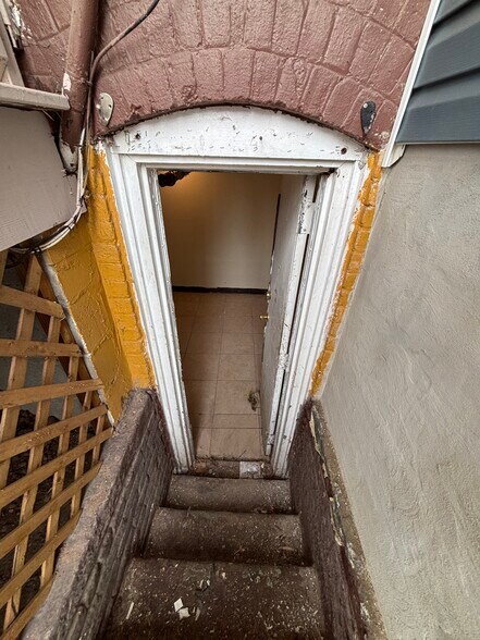 Building Photo - 214 S 11th St