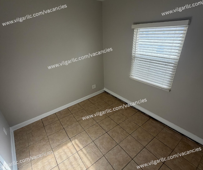 Building Photo - FOR RENT — SPACIOUS 3 BED / 2 BATH HOME