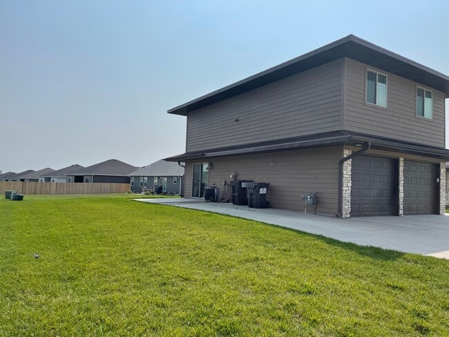 Building Photo - Beautiful, spacious, 4 bedroom, 3 bath tow...