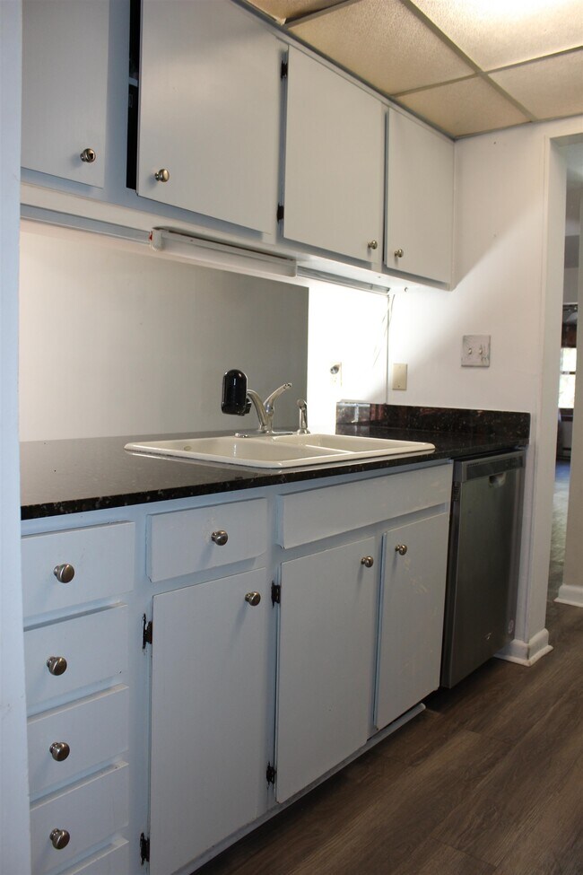 Building Photo - 409 Westwood Dr