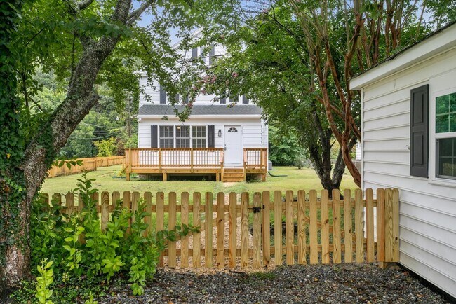 Building Photo - 4BR Historic Yorktown Home | Updated Kitchen & Baths | Near Yorktown Beach