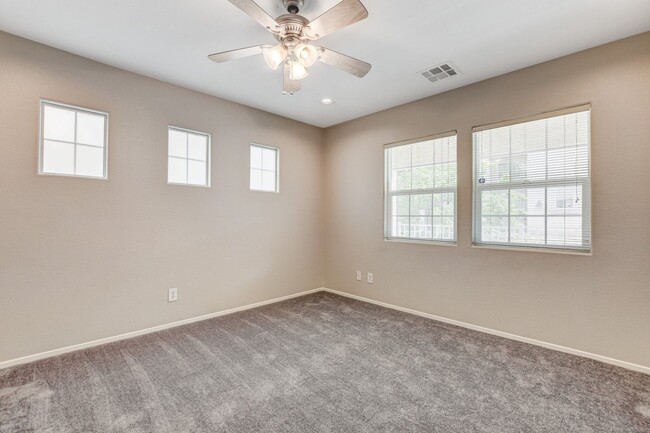 Building Photo - Beautiful 2 Story, 3 Bedroom Home Northwest!
