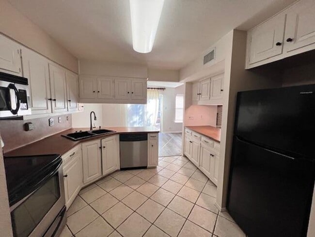 Building Photo - Northwest Condo / 2 bedrooms / 2 car garage / Backs beautiful Greenbelt