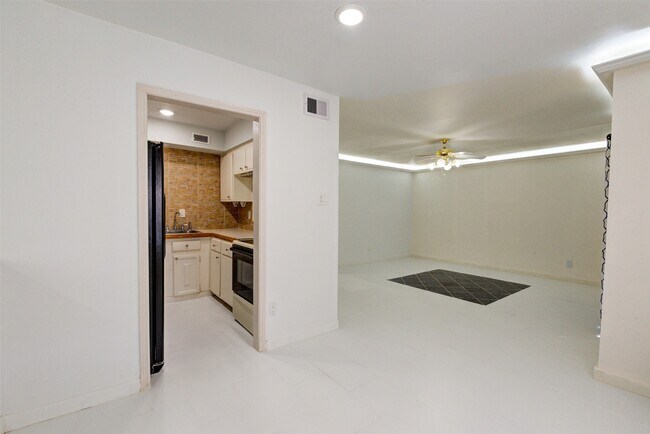 Building Photo - 7900 Westheimer Rd