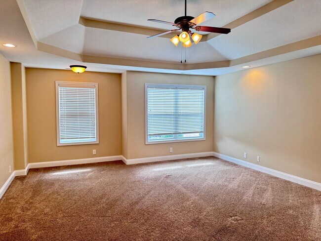 Building Photo - Beautiful Home Located in Farmington Subdivision. 3 Bedrooms, 3.5 baths, Bonus with Wet Bar!