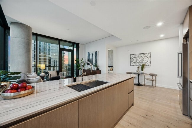 Building Photo - 610 Davis St