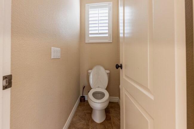 Building Photo - Beautiful 4 Bedroom 4 Bath House with Pool & Spa in Arroyo Vista