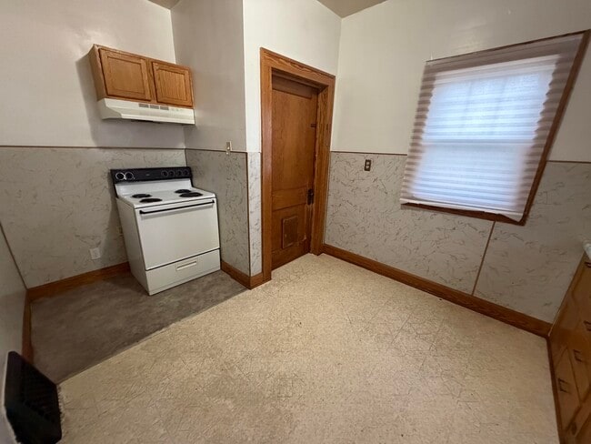 Building Photo - 1121 Bowman-N