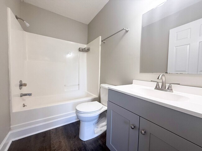 Building Photo - 480 W 4th St