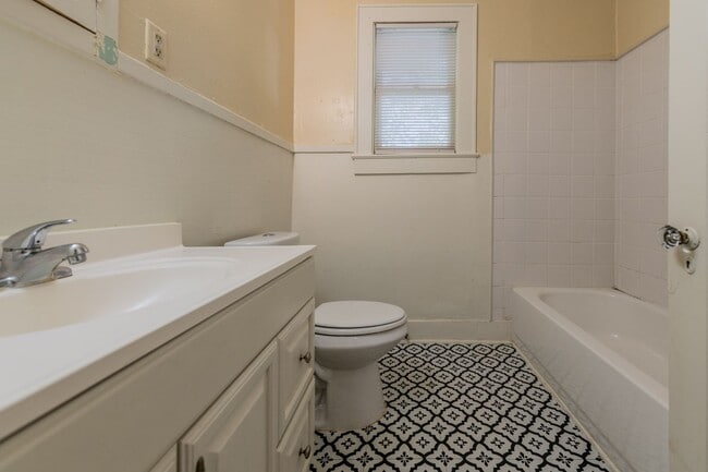 Building Photo - 327 Eleanor Ave