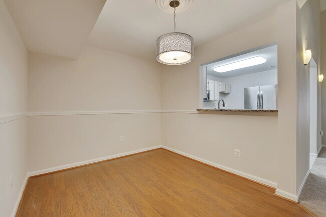 Building Photo - Top-Floor 3BD/3BA seconds to Downtown Crown!