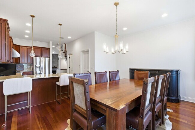 Building Photo - 952 N Racine Ave