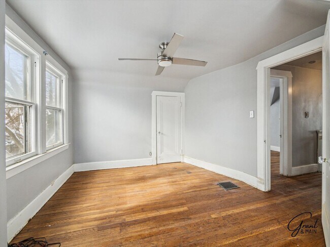 Building Photo - $1200 Bungalow