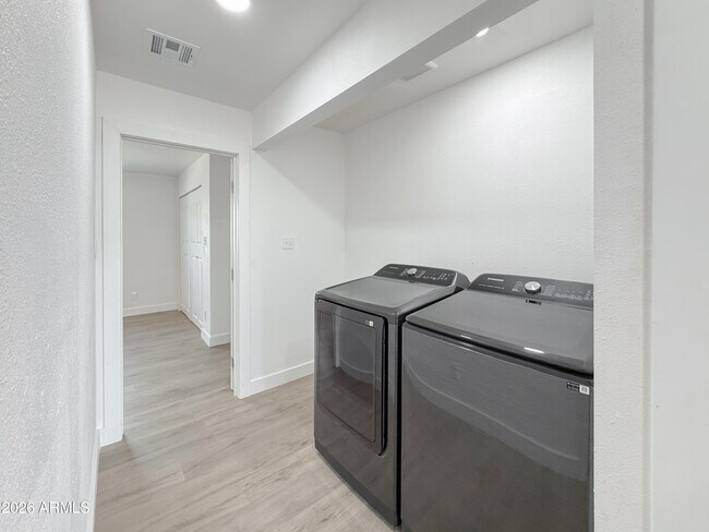 Building Photo - 1015 E Concorda Dr