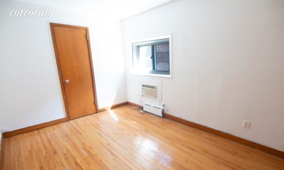 Building Photo - 305 W 90th St