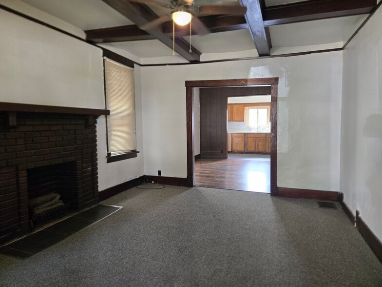 Building Photo - 1815 Victoria Ave