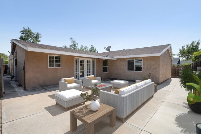 Building Photo - 5288 Manhasset Dr