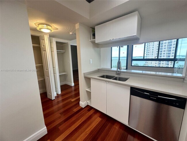 Building Photo - 520 Brickell Key Dr