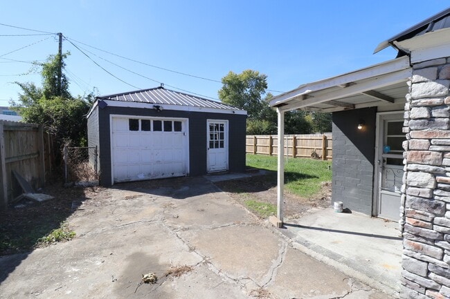 Building Photo - 504 Sequoyah Dr