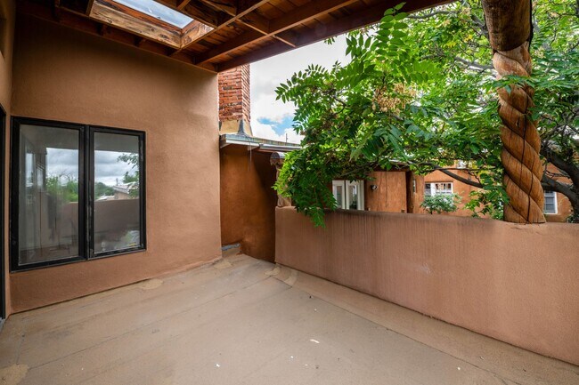 Building Photo - Sunlit One-Bedroom Gem