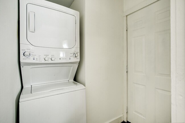 Building Photo - 1127 Yale St