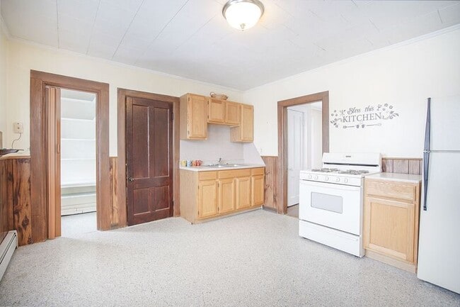 Building Photo - 13 1/2 Weston Street