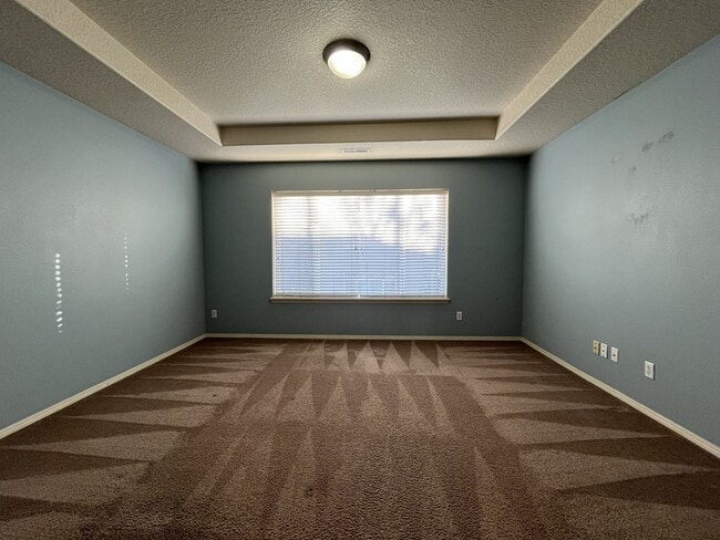 Building Photo - Charming 3-Bed, 3-Bath Home with Bright Ki...