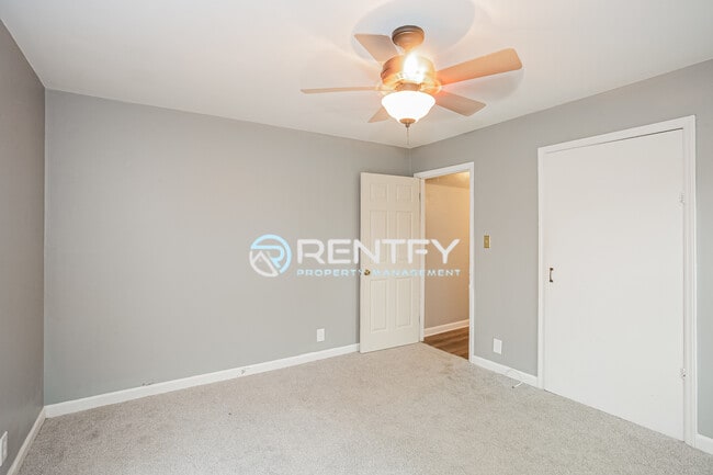 Building Photo - 3700 Driftwood Dr