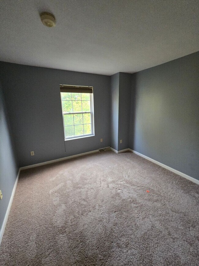 Building Photo - Spacious 3-bedroom Hampton townhome