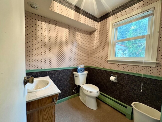 Building Photo - 3 Bedroom 1.5 Bathroom in Harrisburg -Cent...