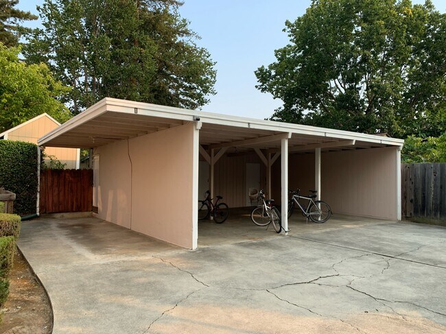 Building Photo - 2044 Yale St