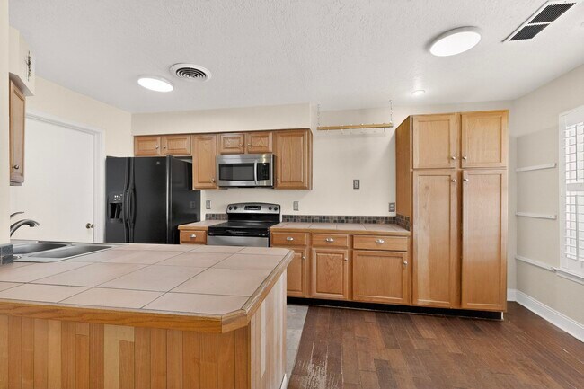 Building Photo - 6500 Martin Ct NE