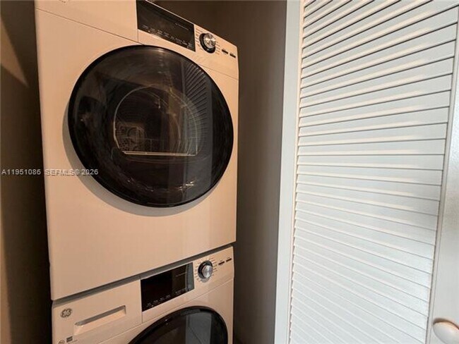 Building Photo - 11 NE 6th St