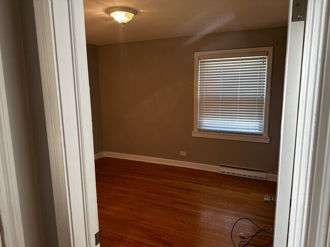Building Photo - Spacious 2 Bed, 1 Bath, Plus Den/Office in...