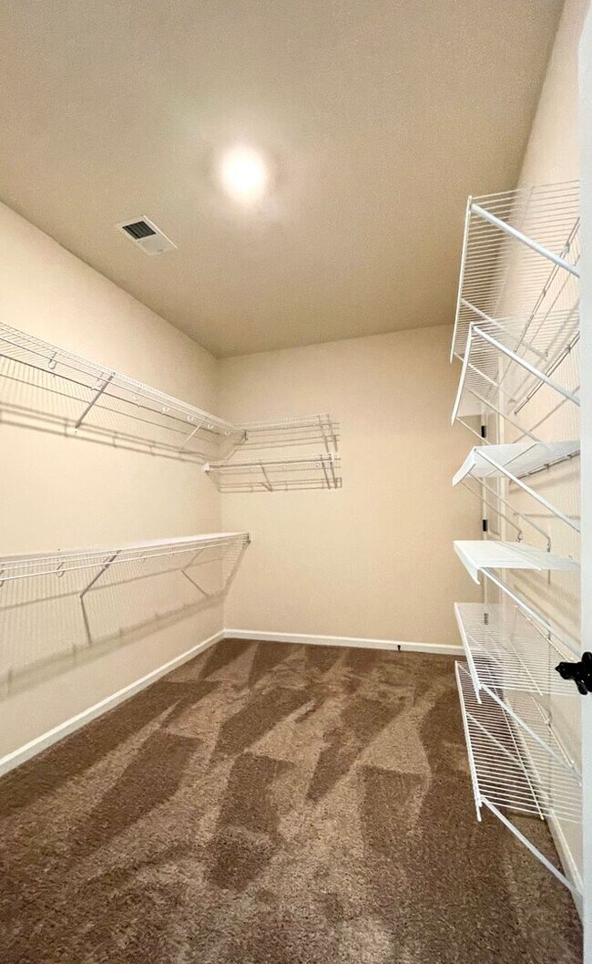 Building Photo - Beautiful home featuring 4 Bedrooms, 3 Full Baths, Flex Space/Office located in the highly sought...